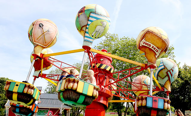 Hot air balloon theme park ride